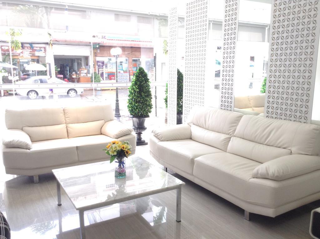 Racha Residence Si Racha Bagian luar foto