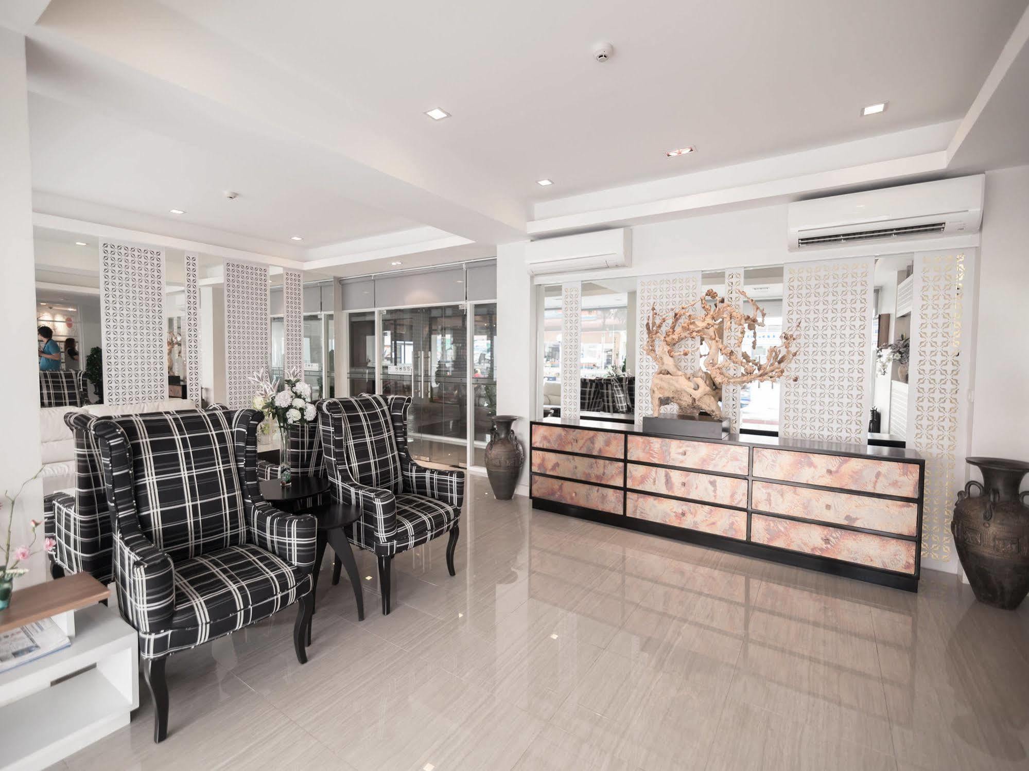 Racha Residence Si Racha Bagian luar foto